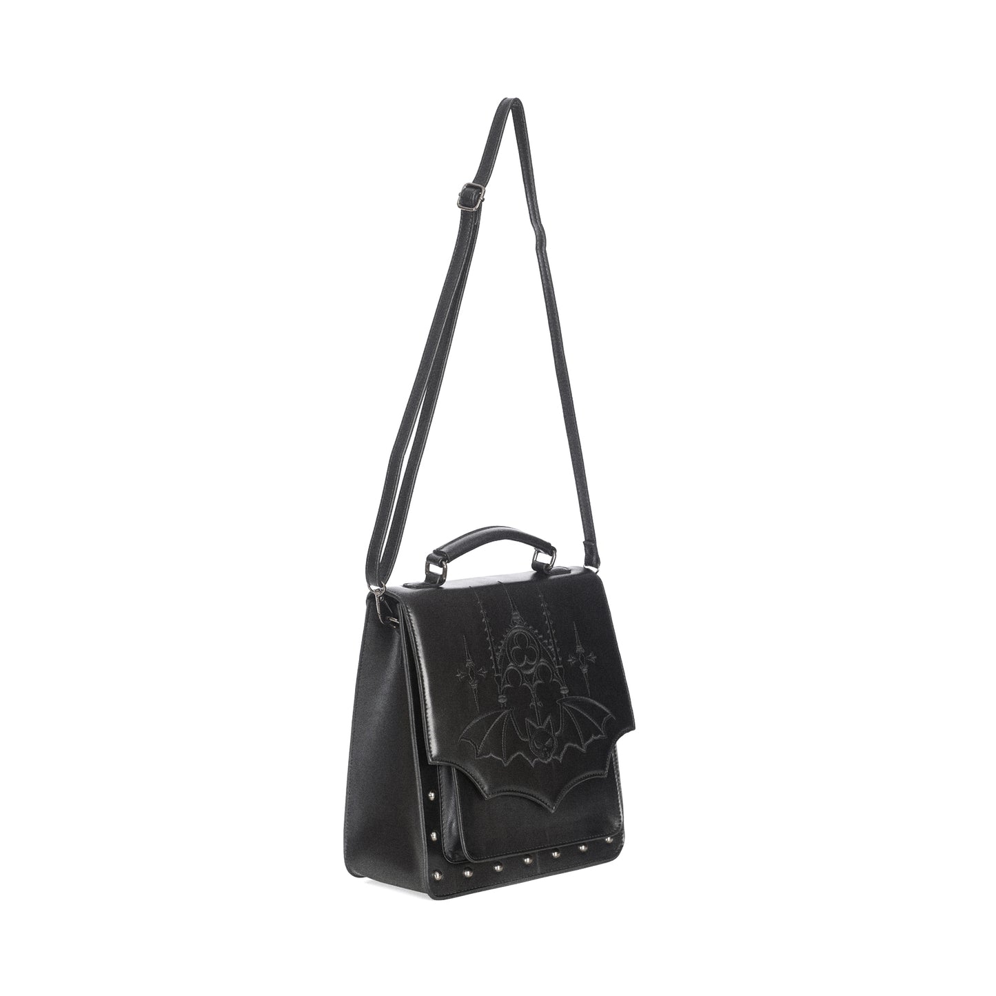 Mochila convertible a bolso bandolera o bolso de mano con bordado y solapa en forma de murciélago y remaches metálicos en la parte frontal vista ángulo con correa bandolera