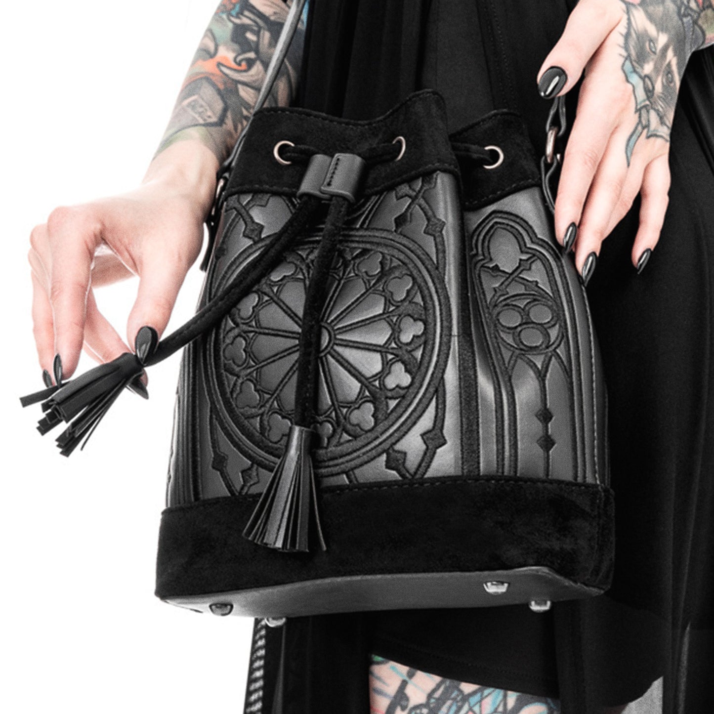 Bolso bandolera en forma de saco con cierre de cordón con borlas en la parte superior. Bordado inspirado en los rosetones de las catedrales. Tejido sintético estilo ante y piel. Modelo Sanctum Bucket de Restyle en color negro vista modelo
