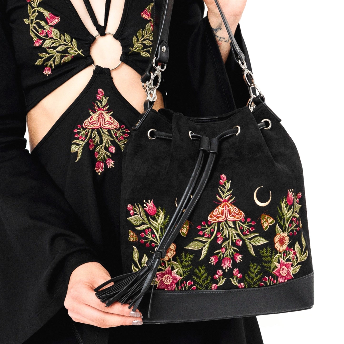 Bolso con bordado de polillas, flores y lunas estilo mágico acabado en terciopelo y piel sintética en forma de saco tipo bandolera y bolso de mano de restyle vista frontal modelo