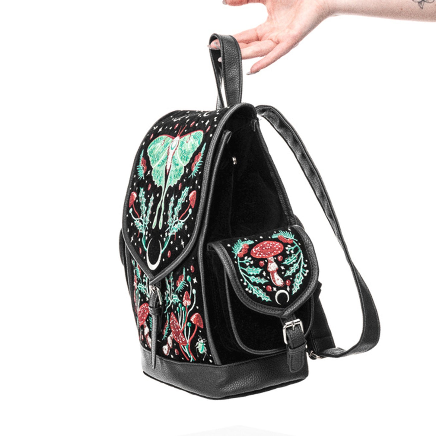 Mochila autumnal equinox con bordado de polilla, luna y setas estilo otoñal de restyle color negro vista ángulo