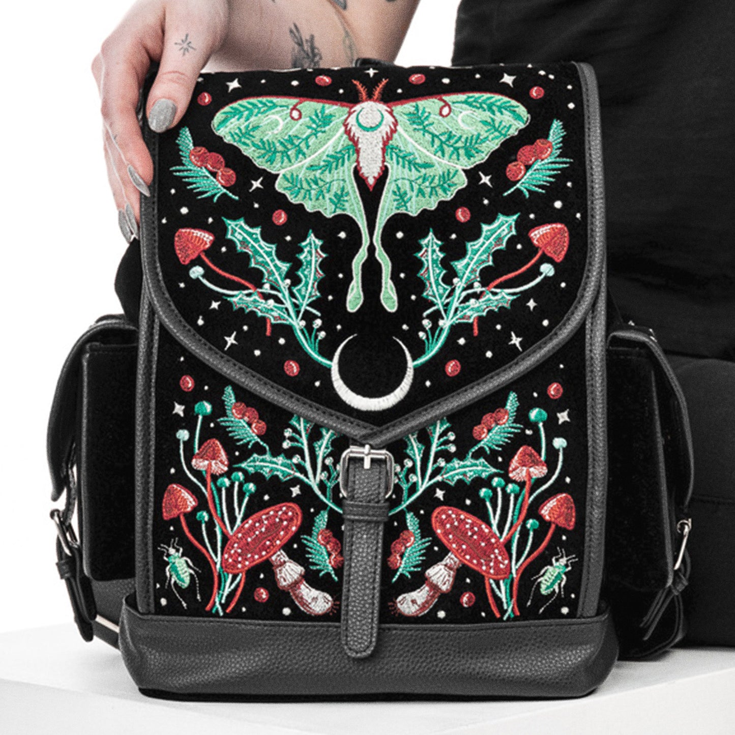 Mochila autumnal equinox con bordado de polilla, luna y setas estilo otoñal de restyle color negro vista detalle
