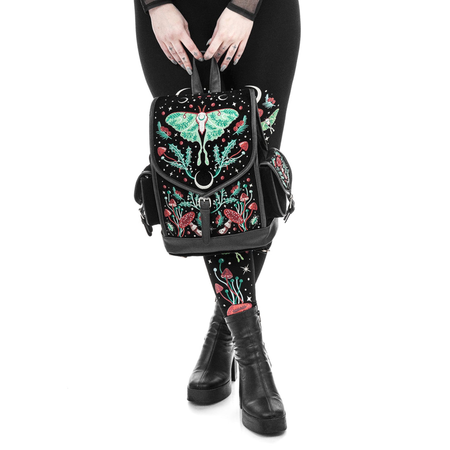 Mochila autumnal equinox con bordado de polilla, luna y setas estilo otoñal de restyle color negro vista modelo
