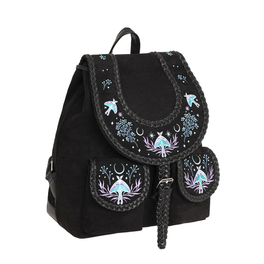 Mochila de ante con detalles trenzados en cuero y bordado en tonos fríos de polillas y lunas inspirado en un bosque mágico nocturno vista ángulo