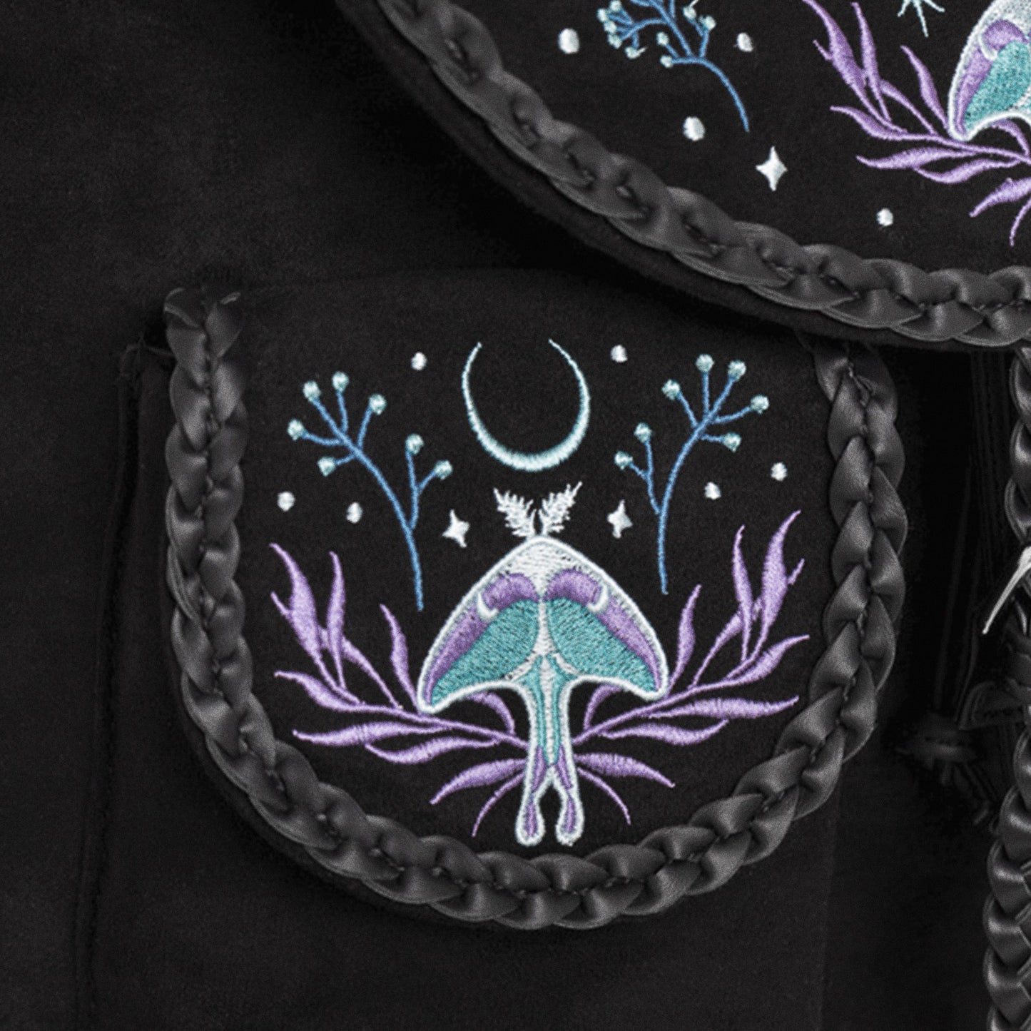 Mochila de ante con detalles trenzados en cuero y bordado en tonos fríos de polillas y lunas inspirado en un bosque mágico nocturno vista detalle bolsillo