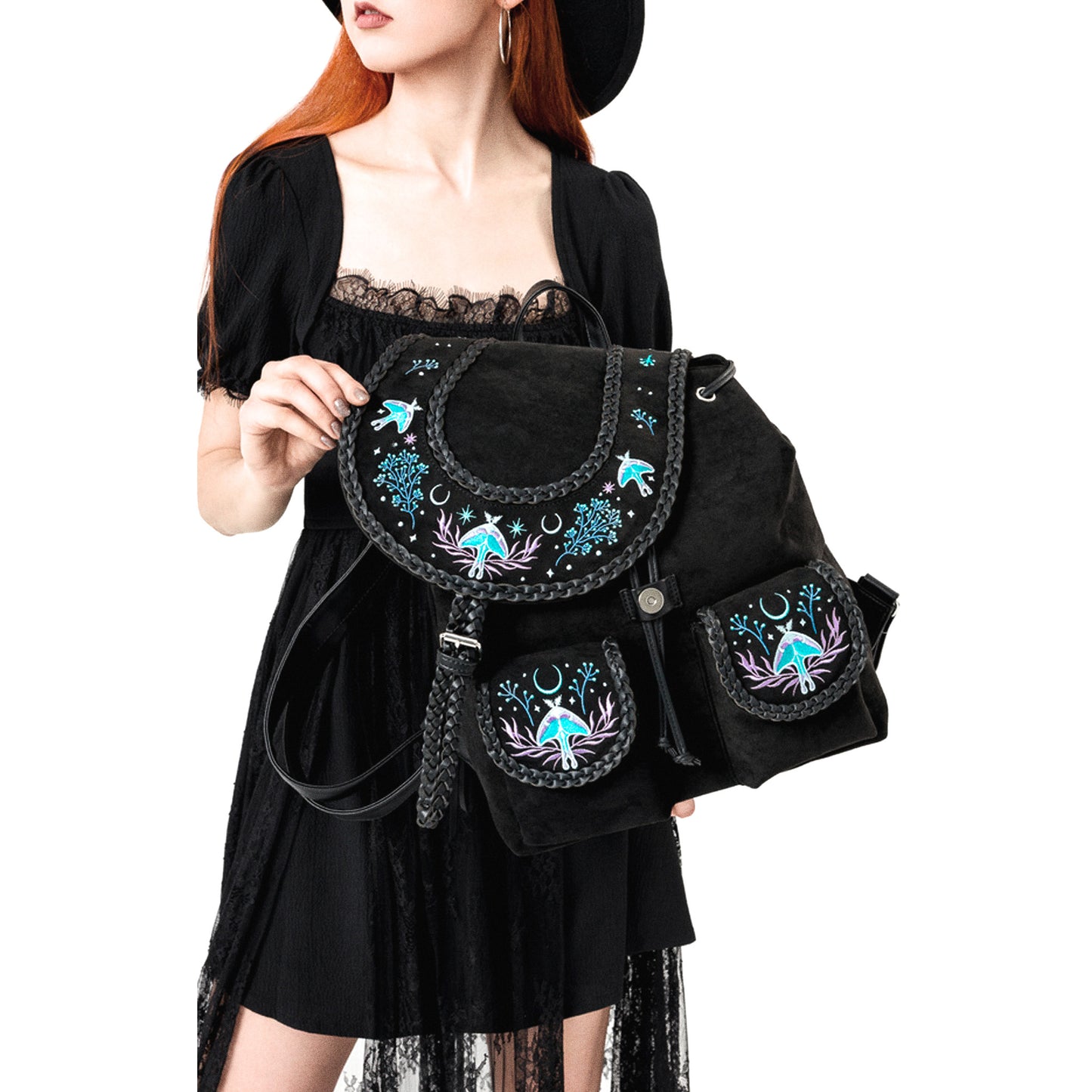 Mochila de ante con detalles trenzados en cuero y bordado en tonos fríos de polillas y lunas inspirado en un bosque mágico nocturno vista modelo solapa abierta