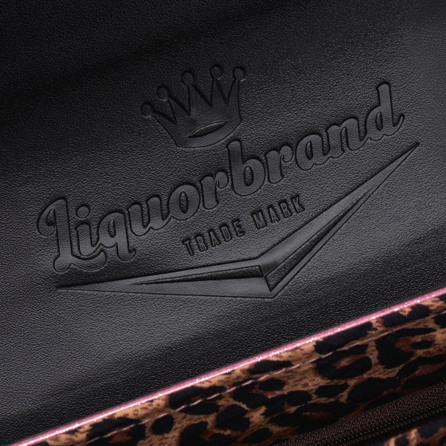Detalle del logo de Liquorbrand grabado en el interior de la solapa del bolso The Rumbler.
