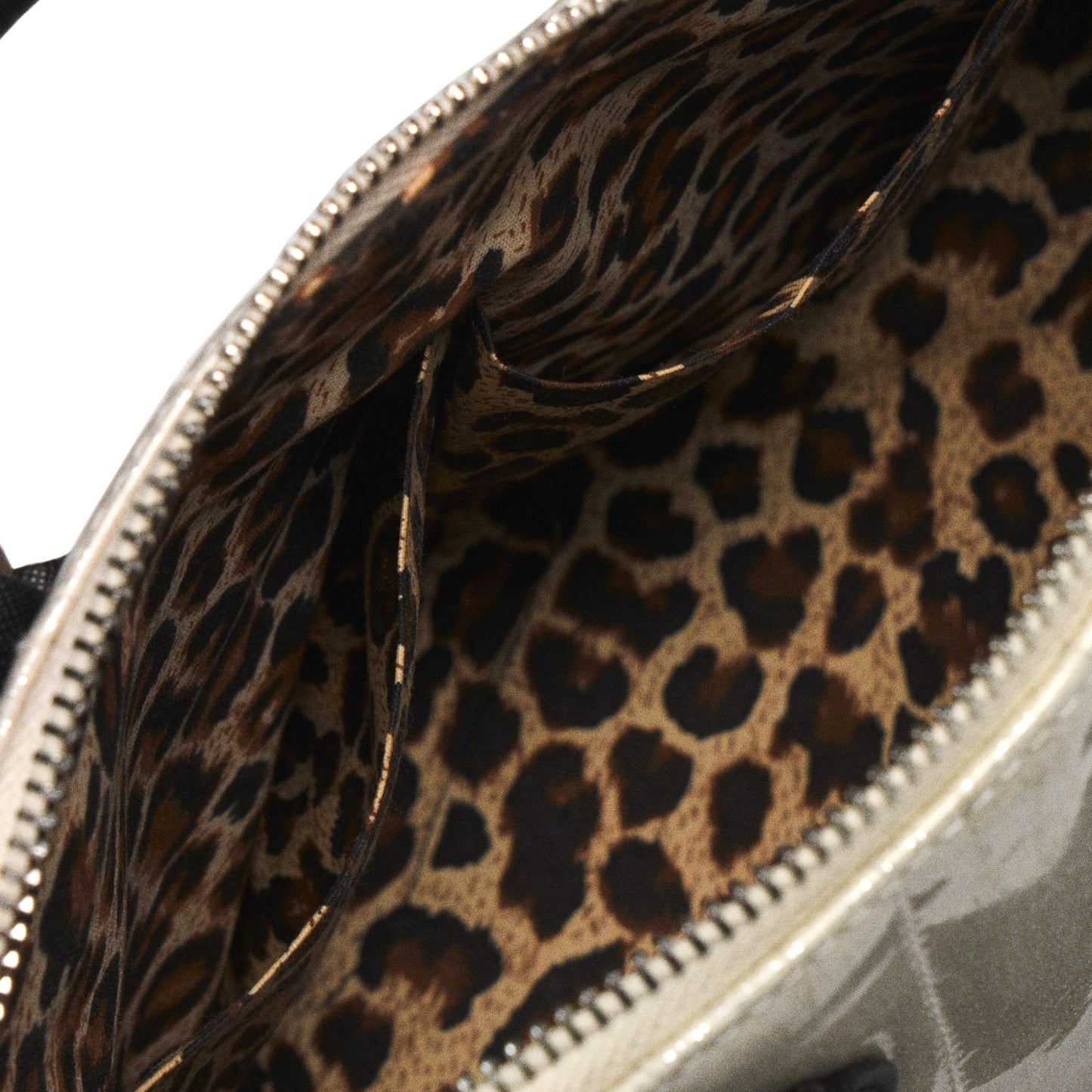 Interior de bolso Liquorbrand Lil' Rocket forrado con estampado de leopardo y compartimentos abiertos.