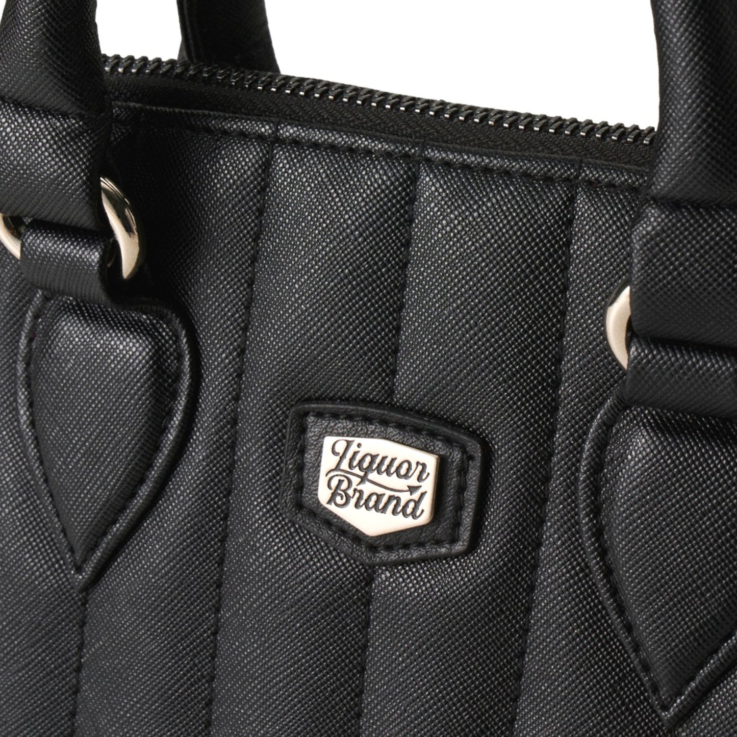 Detalle del logo metálico del bolso Lil' Rocket de Liquorbrand.