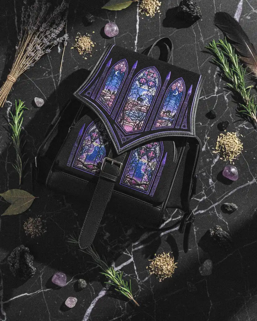 mochila northern lights de restyle sobre encimera de mármol con detalles esotéricos al rededor