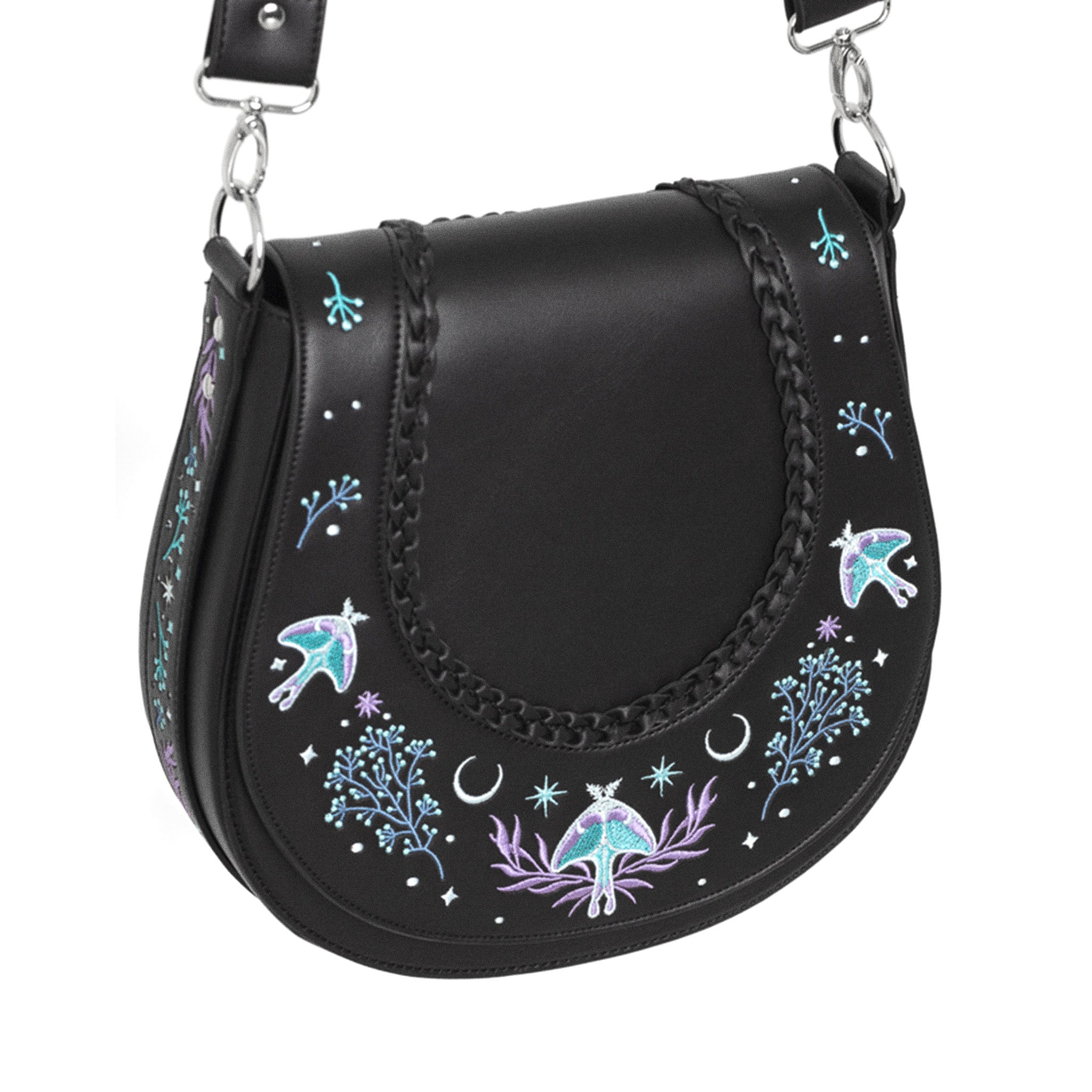 Bolso bandolera con bordado esotérico inspirado en una alforja con detalle trenzado y cinta bordada lateral rígido color negro vista ángulo