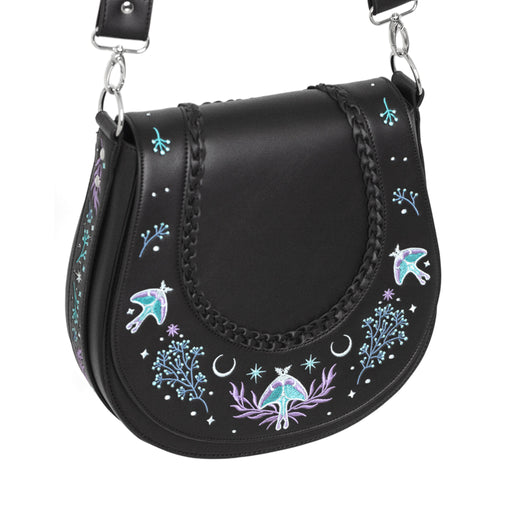 Bolso bandolera con bordado esotérico inspirado en una alforja con detalle trenzado y cinta bordada lateral rígido color negro vista ángulo