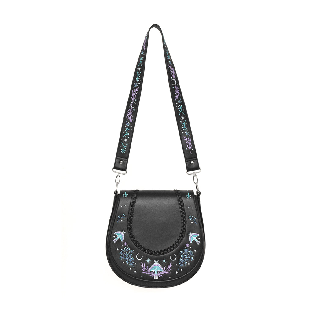 Bolso bandolera con bordado esotérico inspirado en una alforja con detalle trenzado y cinta bordada lateral rígido color negro vista con cinta hombro