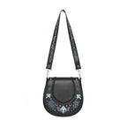 Bolso bandolera con bordado esotérico inspirado en una alforja con detalle trenzado y cinta bordada lateral rígido color negro vista con cinta hombro