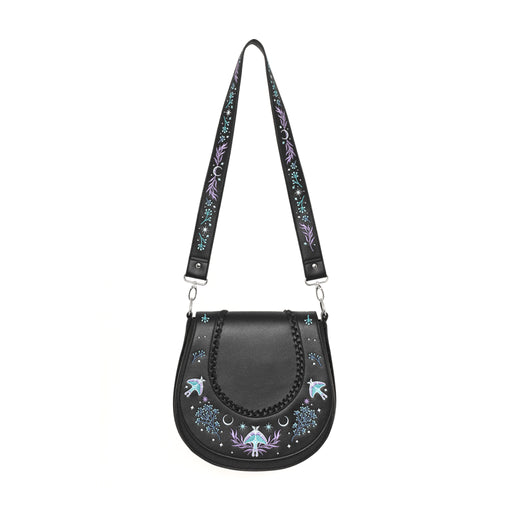 Bolso bandolera con bordado esotérico inspirado en una alforja con detalle trenzado y cinta bordada lateral rígido color negro vista con cinta hombro