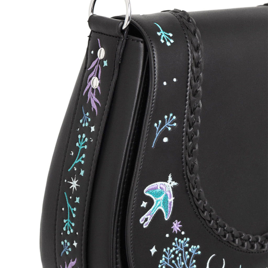 Bolso bandolera con bordado esotérico inspirado en una alforja con detalle trenzado y cinta bordada lateral rígido color negro vista detalle lateral