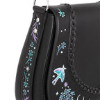 Bolso bandolera con bordado esotérico inspirado en una alforja con detalle trenzado y cinta bordada lateral rígido color negro vista detalle lateral