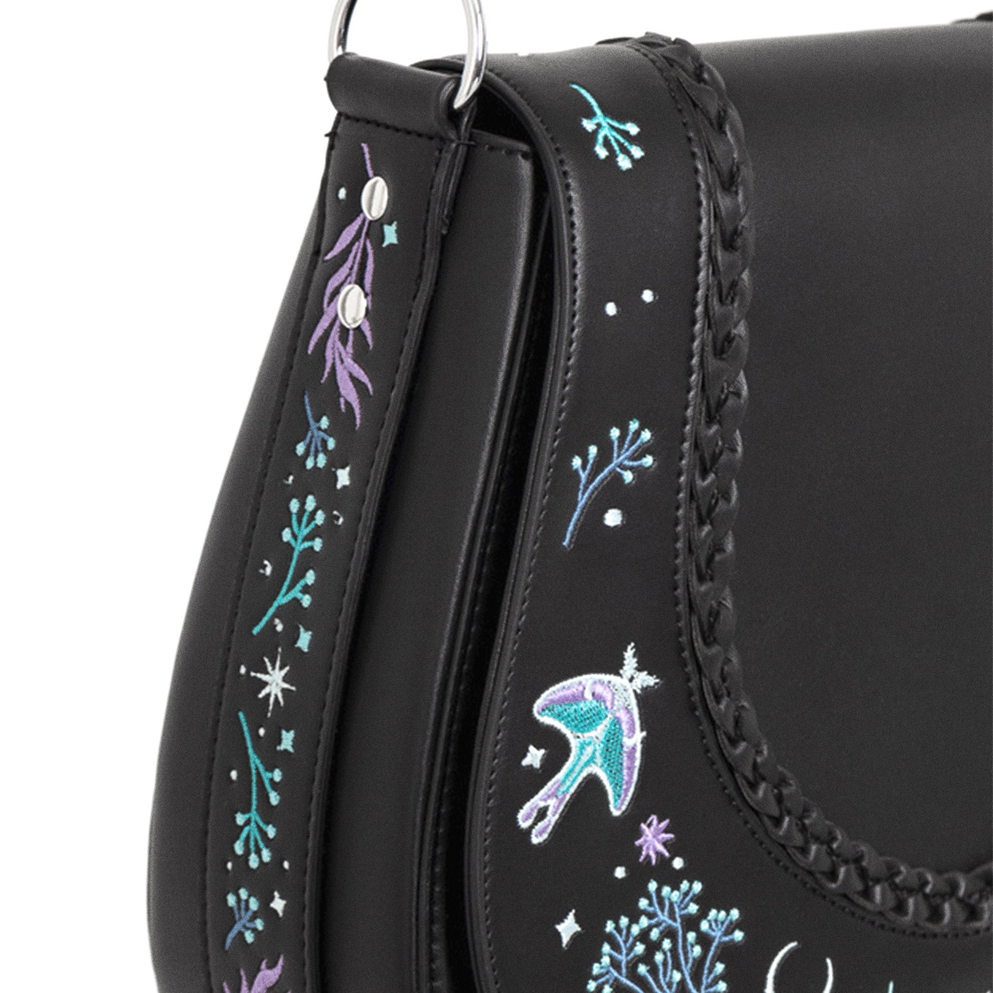 Bolso bandolera con bordado esotérico inspirado en una alforja con detalle trenzado y cinta bordada lateral rígido color negro vista detalle lateral