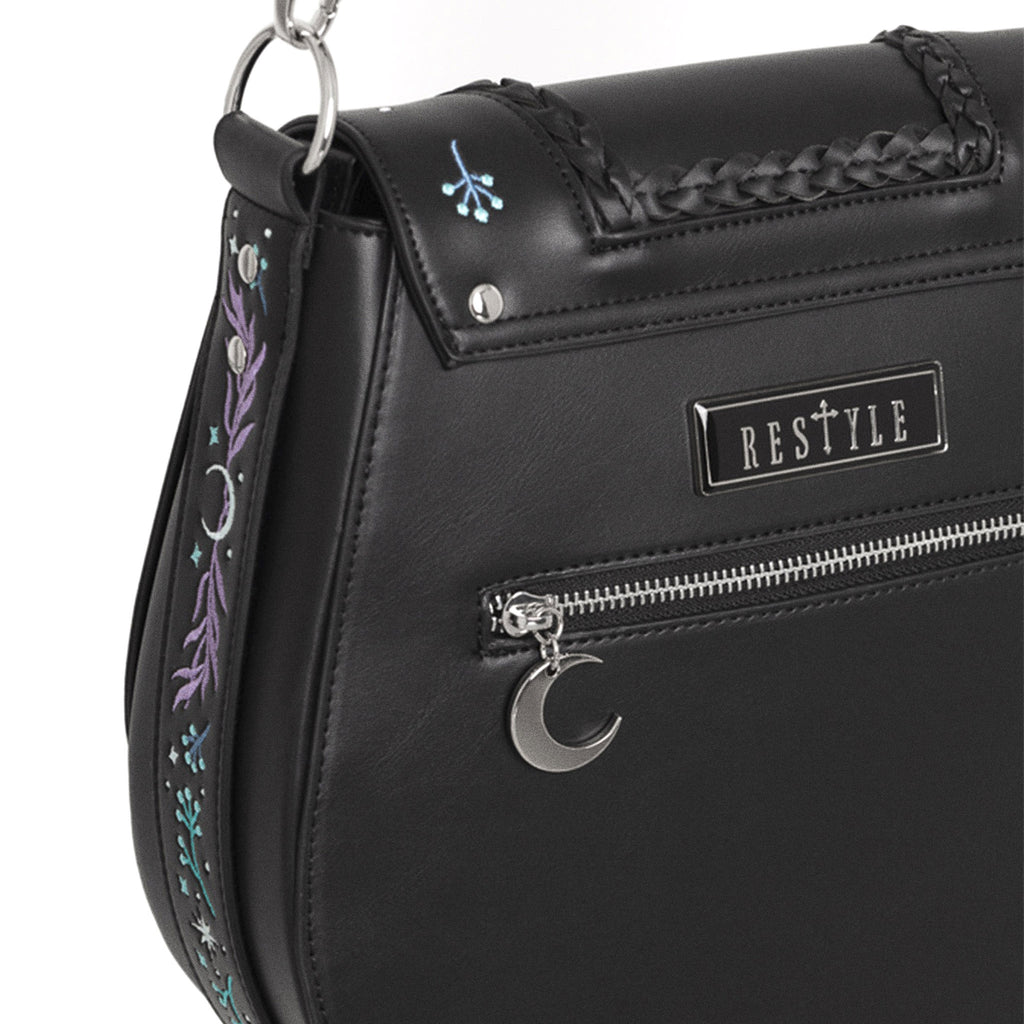 Bolso bandolera con bordado esotérico inspirado en una alforja con detalle trenzado y cinta bordada lateral rígido color negro vista detalle posterior