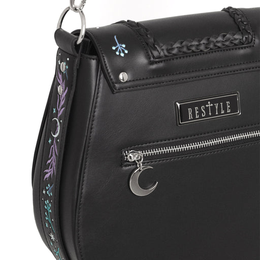 Bolso bandolera con bordado esotérico inspirado en una alforja con detalle trenzado y cinta bordada lateral rígido color negro vista detalle posterior