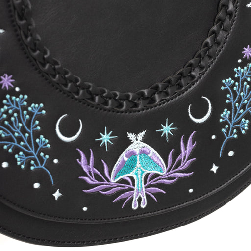 Bolso bandolera con bordado esotérico inspirado en una alforja con detalle trenzado y cinta bordada lateral rígido color negro vista detalle bordado frontal