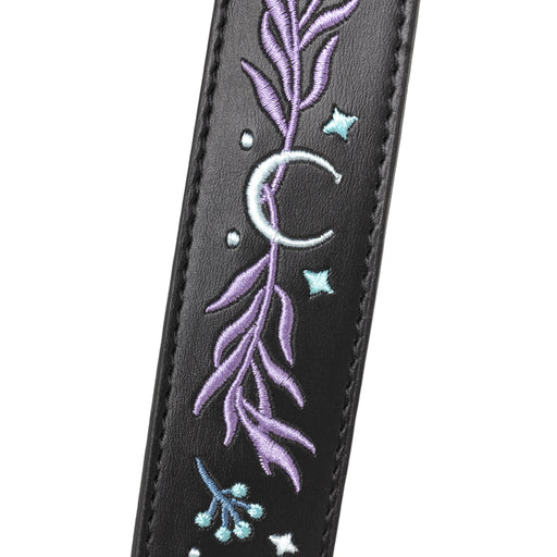 Bolso bandolera con bordado esotérico inspirado en una alforja con detalle trenzado y cinta bordada lateral rígido color negro vista detalle bordado correa