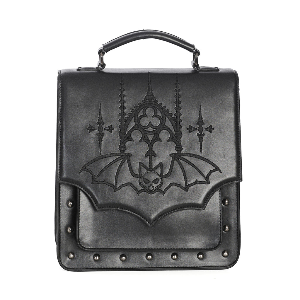 Mochila convertible a bolso bandolera o bolso de mano con bordado y solapa en forma de murciélago y remaches metálicos en la parte frontal vista frontal