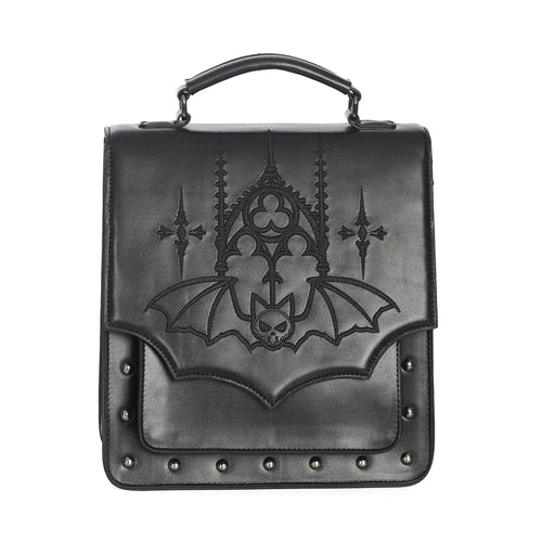 Mochila convertible a bolso bandolera o bolso de mano con bordado y solapa en forma de murciélago y remaches metálicos en la parte frontal vista frontal