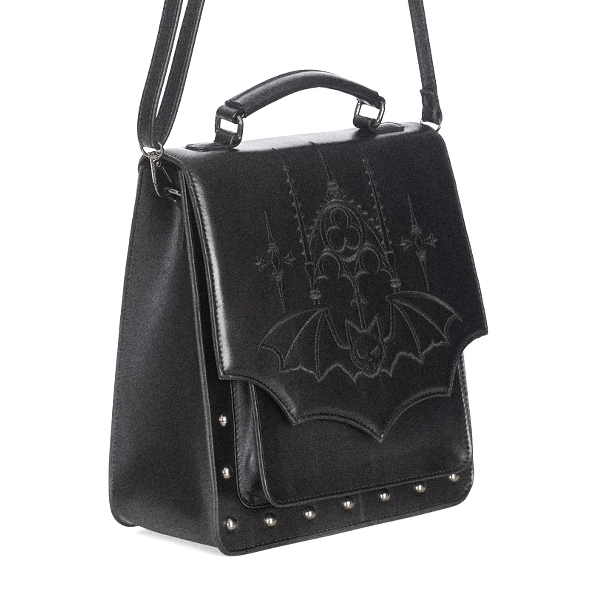 Mochila convertible a bolso bandolera o bolso de mano con bordado y solapa en forma de murciélago y remaches metálicos en la parte frontal vista ángulo con correa