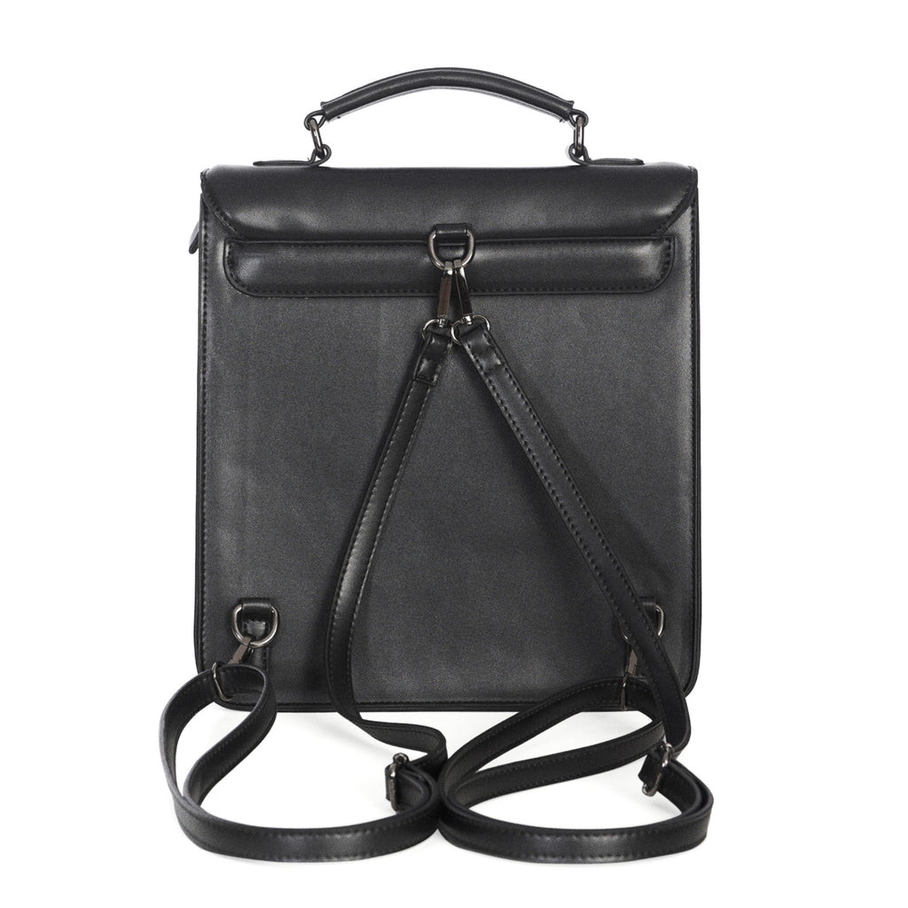 Mochila convertible a bolso bandolera o bolso de mano con bordado y solapa en forma de murciélago y remaches metálicos en la parte frontal vista parte posterior con correas de mochila