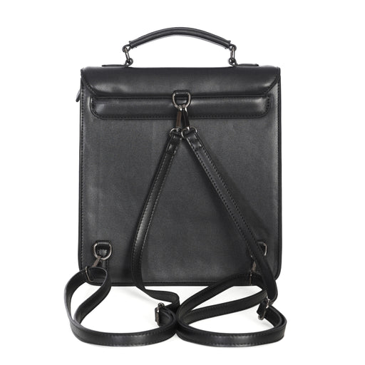Mochila convertible a bolso bandolera o bolso de mano con bordado y solapa en forma de murciélago y remaches metálicos en la parte frontal vista parte posterior con correas de mochila