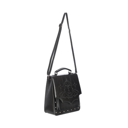 Mochila convertible a bolso bandolera o bolso de mano con bordado y solapa en forma de murciélago y remaches metálicos en la parte frontal vista ángulo con correa bandolera