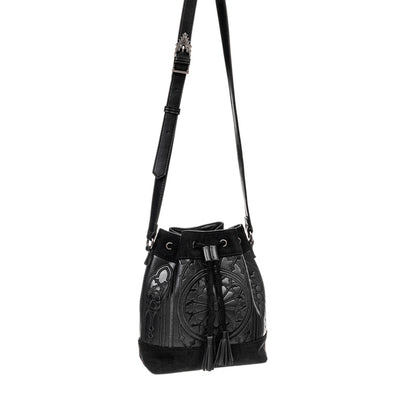Bolso bandolera en forma de saco con cierre de cordón con borlas en la parte superior. Bordado inspirado en los rosetones de las catedrales. Tejido sintético estilo ante y piel. Modelo Sanctum Bucket de Restyle en color negro vista con correa