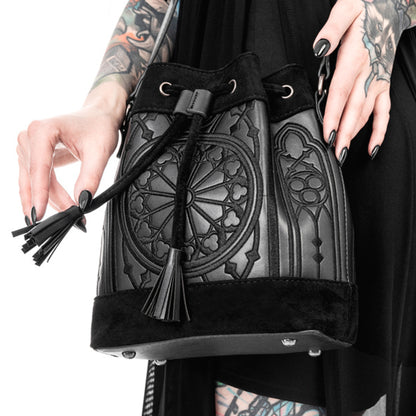 Bolso bandolera en forma de saco con cierre de cordón con borlas en la parte superior. Bordado inspirado en los rosetones de las catedrales. Tejido sintético estilo ante y piel. Modelo Sanctum Bucket de Restyle en color negro vista modelo