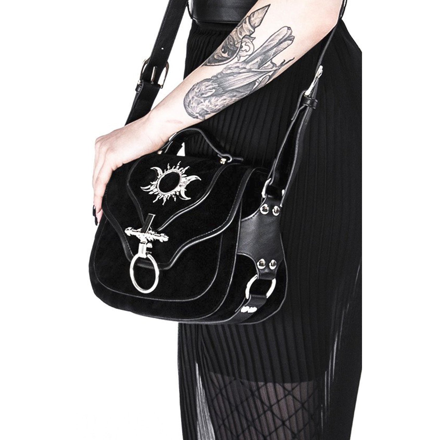 Bolso bandolera Triple Goddess de Restyle en negro con adornos metálicos vista modelo