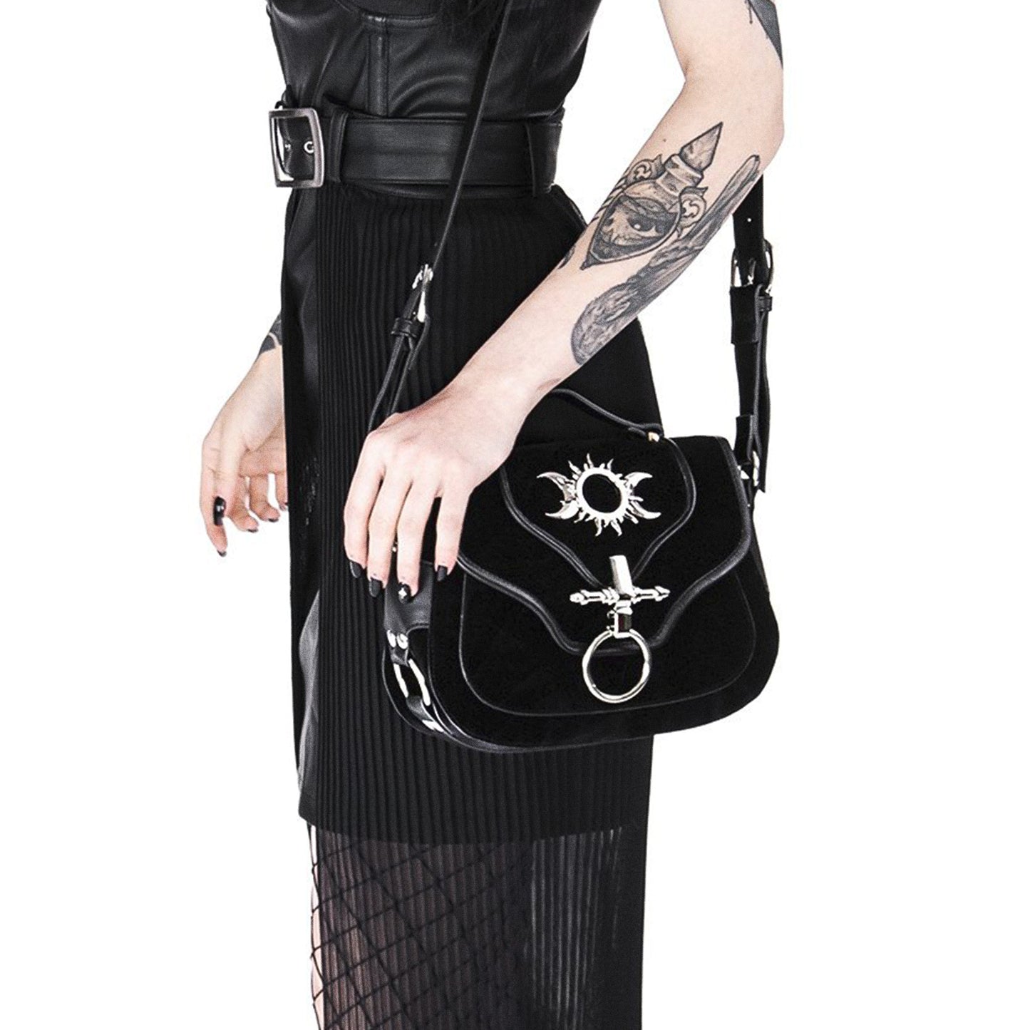 Bolso bandolera Triple Goddess de Restyle en negro con adornos metálicos vista modelo