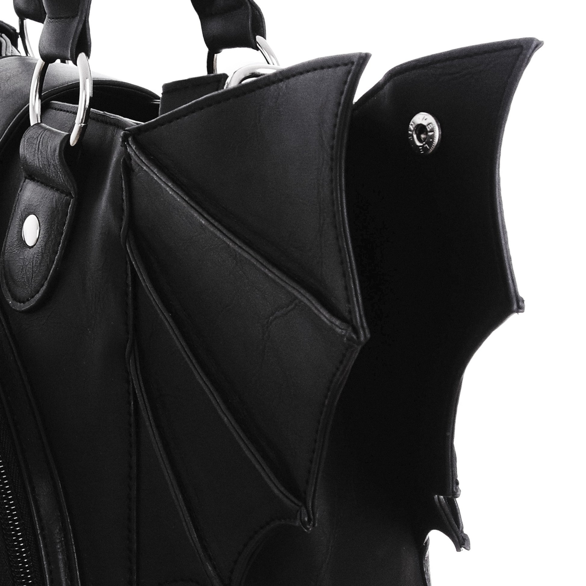 Bolso de hombro Elegant Goth de Restyle color negro con detalles metálicos vista detalle alas murciélago