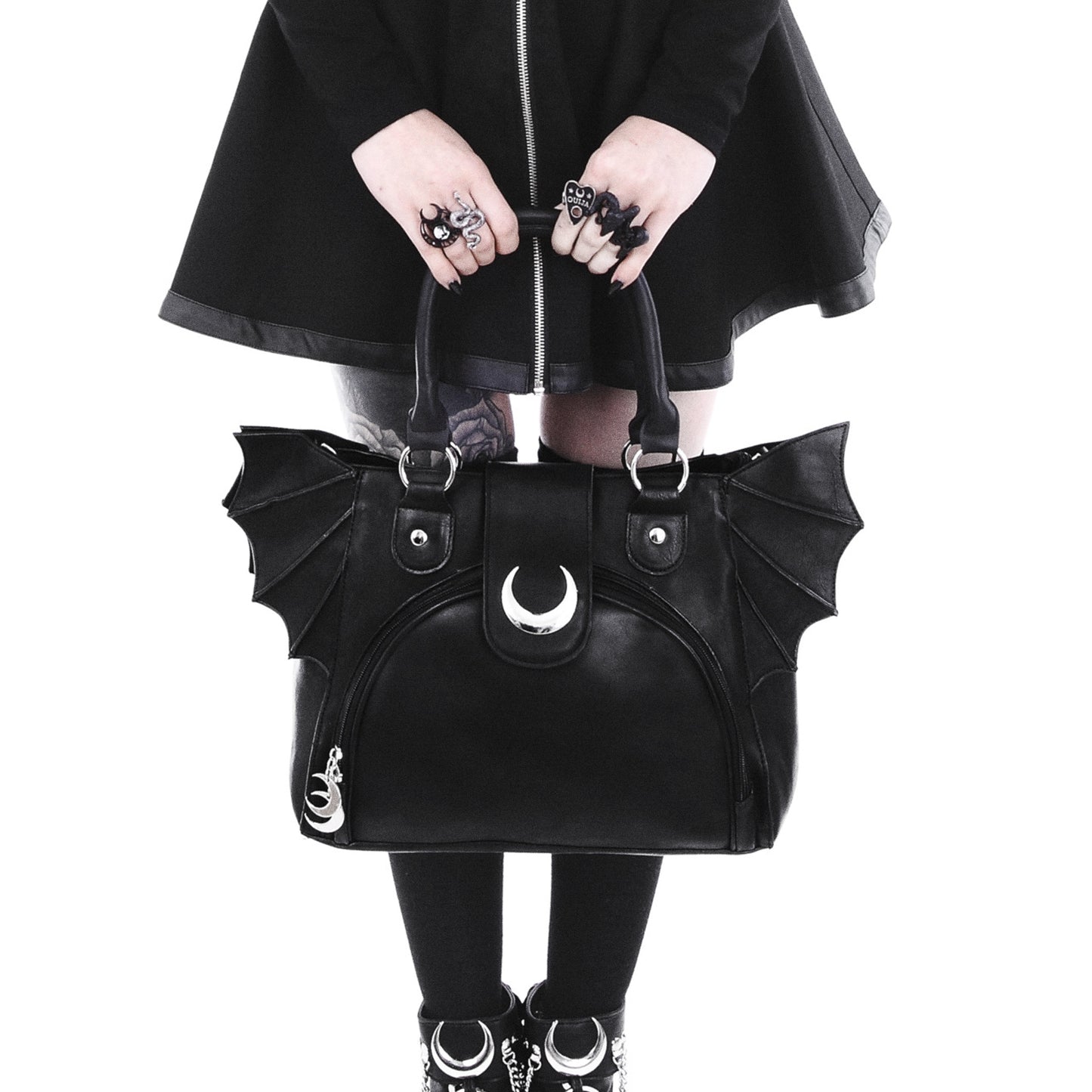 Bolso de hombro Elegant Goth de Restyle color negro con detalles metálicos vista modelo