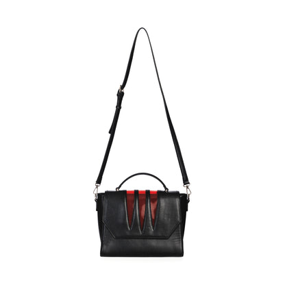 Bolso de mano o bandolera con arañazos en color rojo traslúcido estilo rígido rectangular color negro modelo wolfcat de banned alternative vista con asa hombro