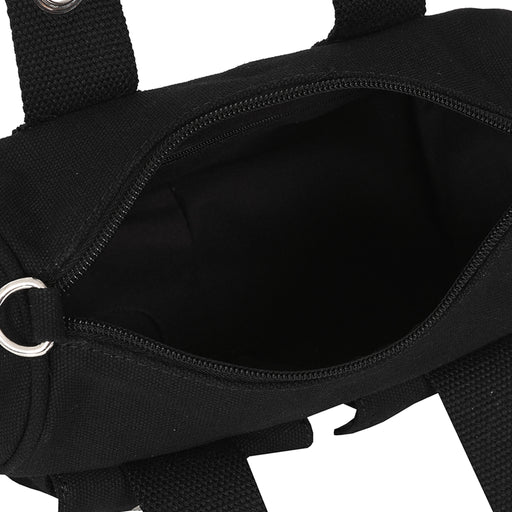 Bolso de mano o bandolera con ojales metálicos en los bolsillos y en las asas. Fabricado en tela de algodón y con esposas de decoración en la parte frontal. Vista interior