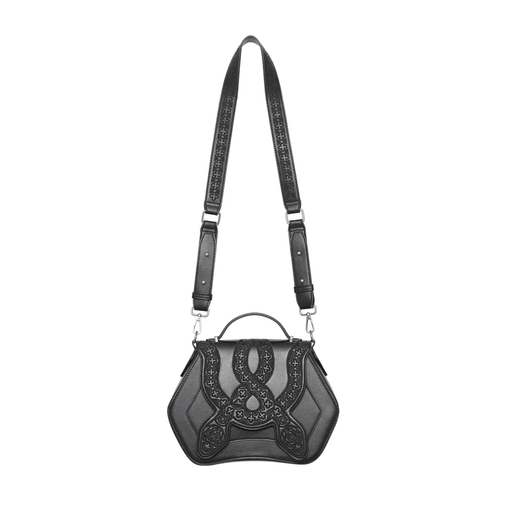 Bolso bandolera rígido con detalle de serpientes bordadas en la parte frontal color negro vista general con correa