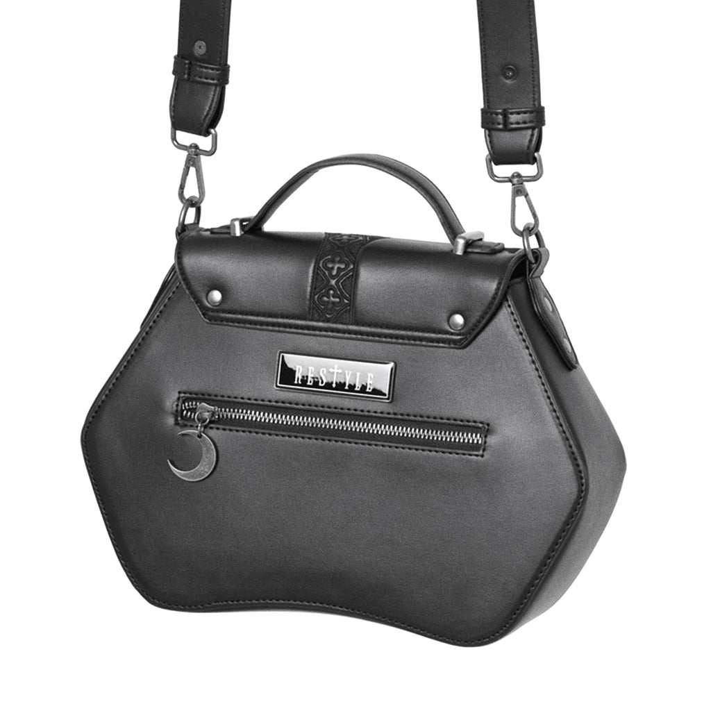 Bolso bandolera rígido con detalle de serpientes bordadas en la parte frontal color negro vista ángulo posterior