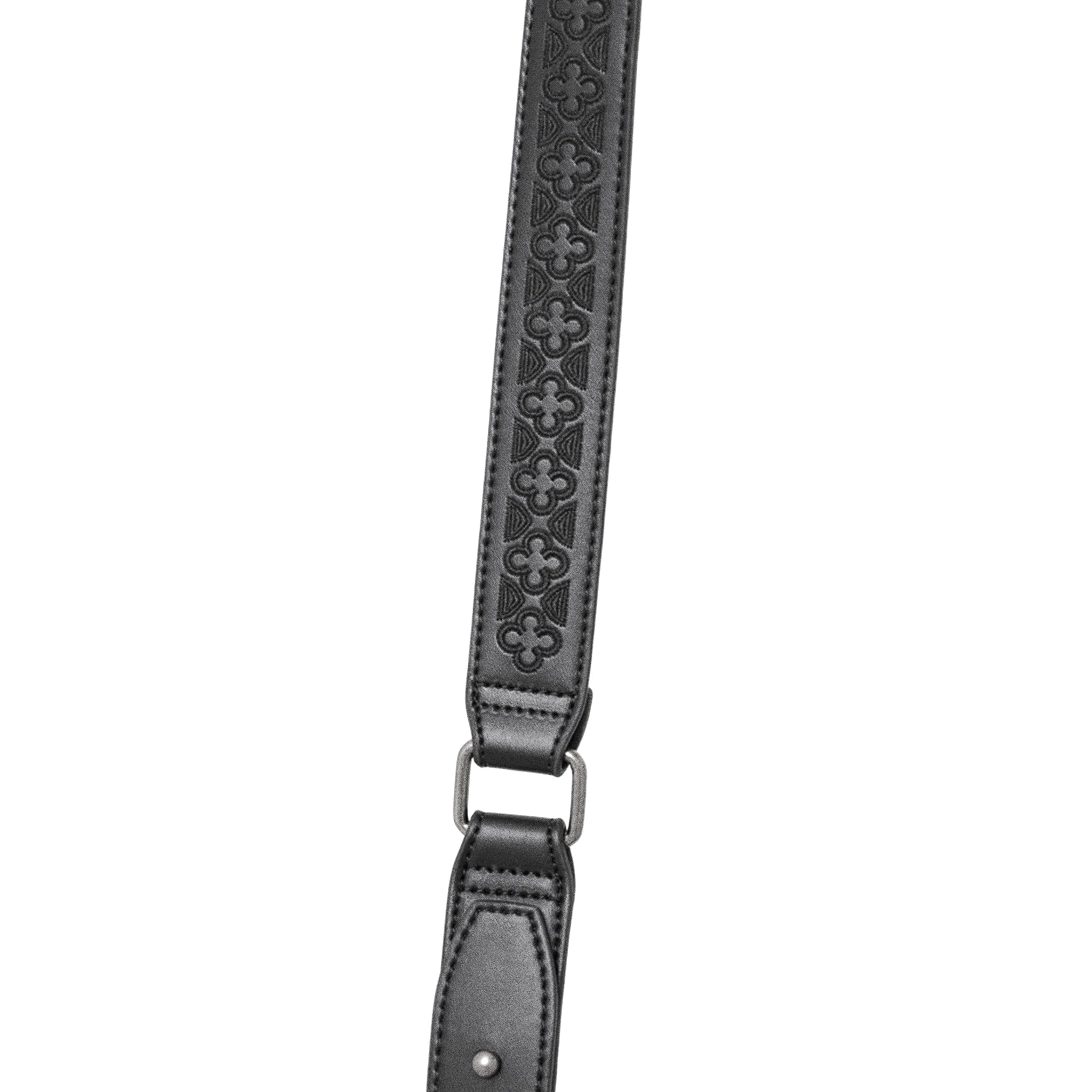 Bolso bandolera rígido con detalle de serpientes bordadas en la parte frontal color negro vista correa