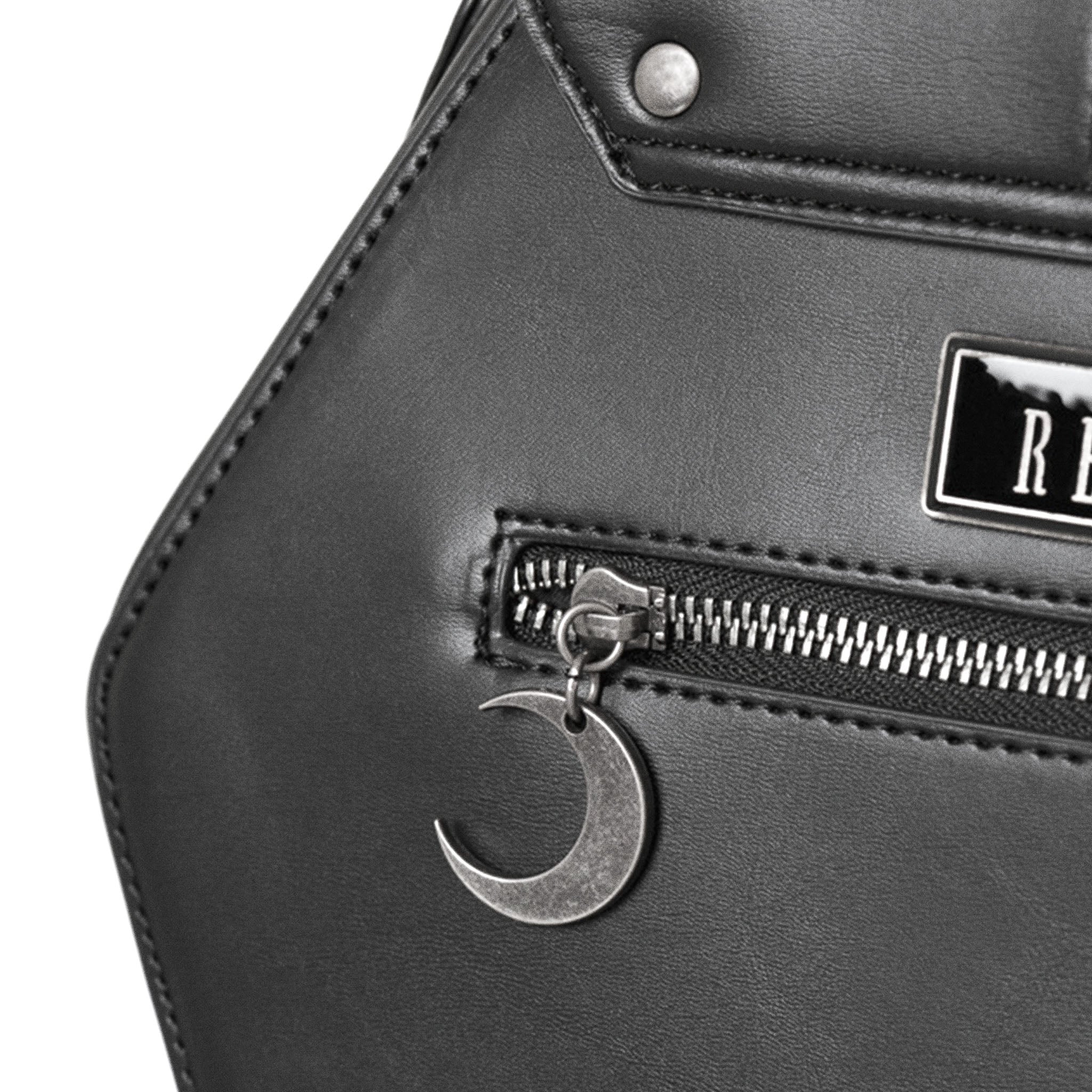 Bolso bandolera rígido con detalle de serpientes bordadas en la parte frontal color negro vista detalle posterior