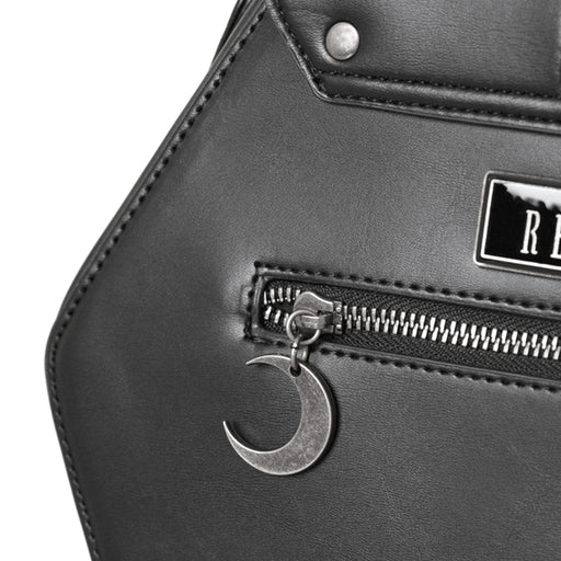 Bolso bandolera rígido con detalle de serpientes bordadas en la parte frontal color negro vista detalle posterior