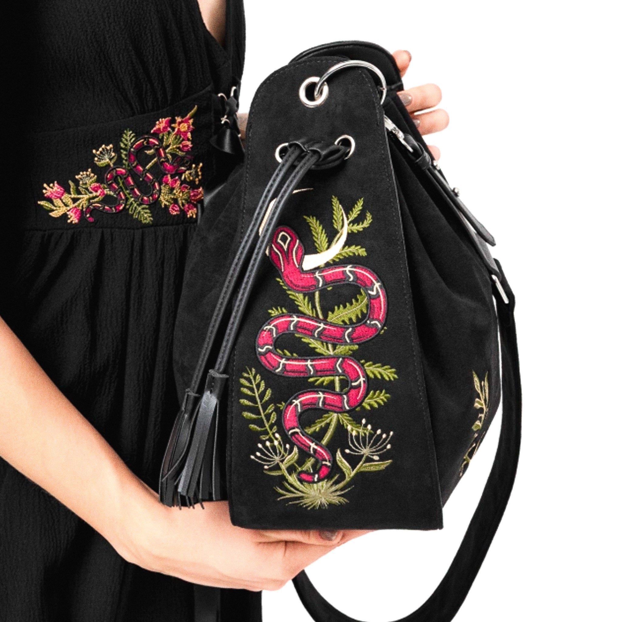  Restyle velvet bucket bag with snake embroidery - side embroidery