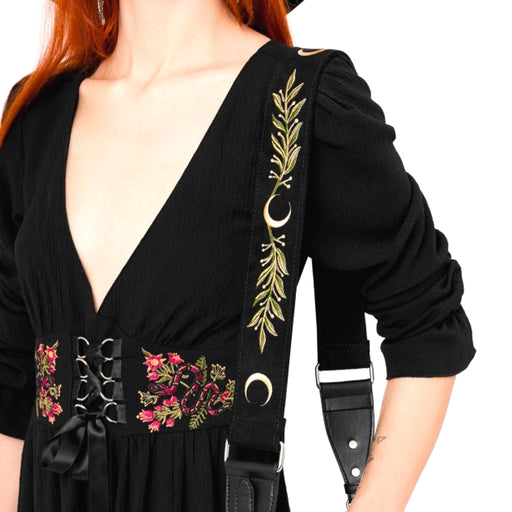 Bolso con forma de saco con bordado de serpiente y acabado de terciopelo sintético de restyle vista correa