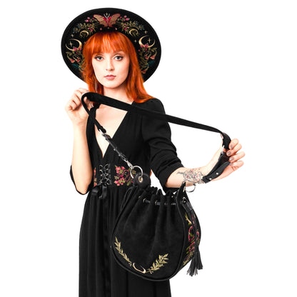Bolso con forma de saco con bordado de serpiente y acabado de terciopelo sintético de restyle vista con modelo