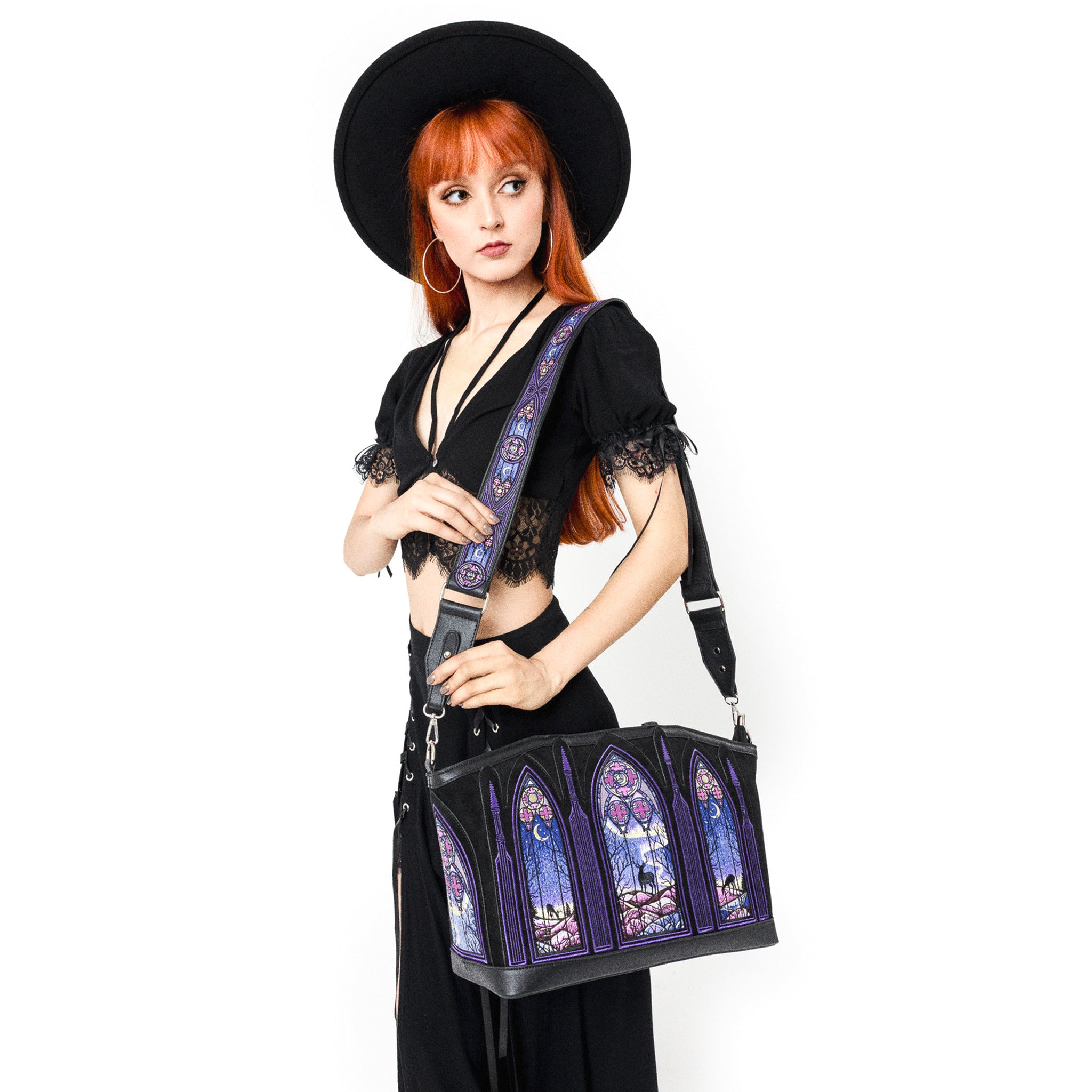 Bolso shopper rígido con diseño bordado de auroras boreales en tonos fríos con correa para bandolera modelo Northern Lights de Restyle vista con modelo