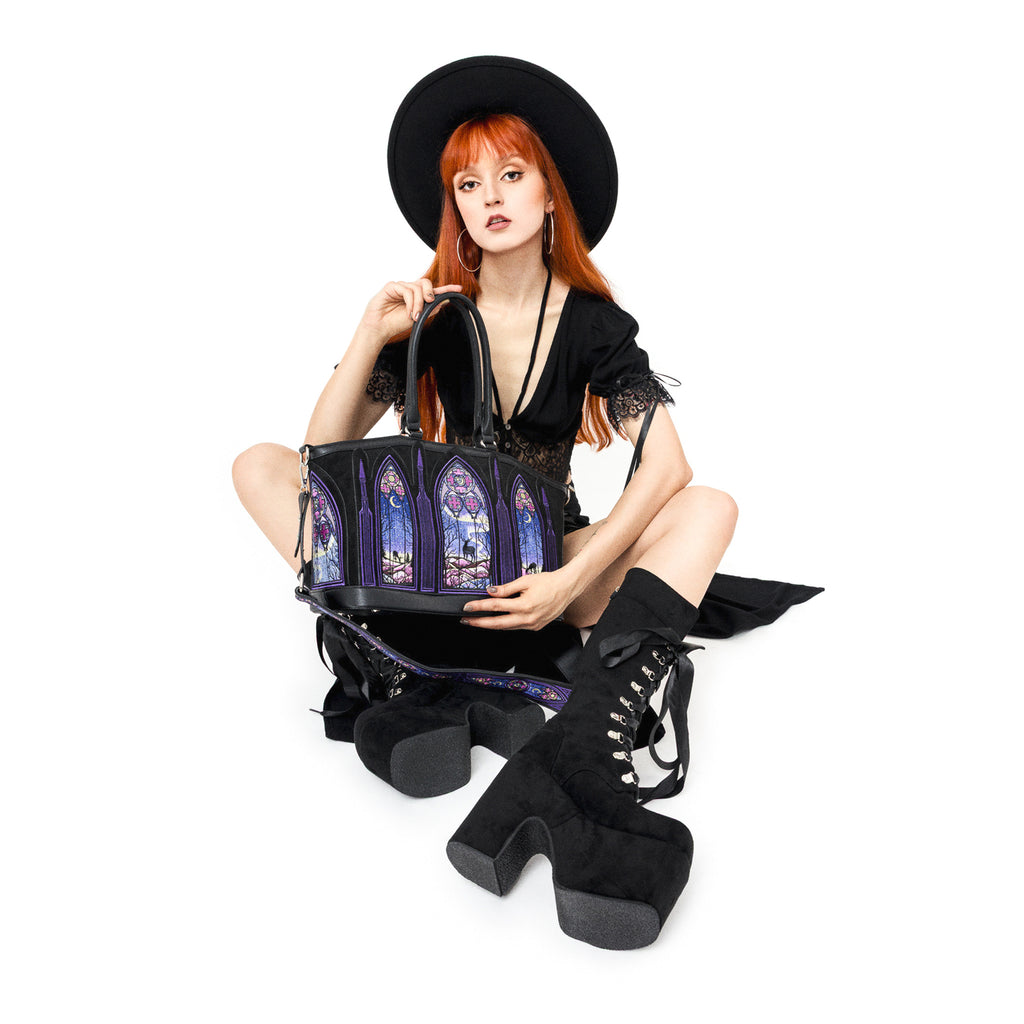 Bolso shopper rígido con diseño bordado de auroras boreales en tonos fríos con correa para bandolera modelo Northern Lights de Restyle vista modelo sentada