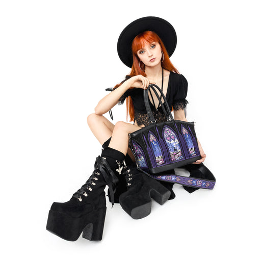 Bolso shopper rígido con diseño bordado de auroras boreales en tonos fríos con correa para bandolera modelo Northern Lights de Restyle vista modelo sentada